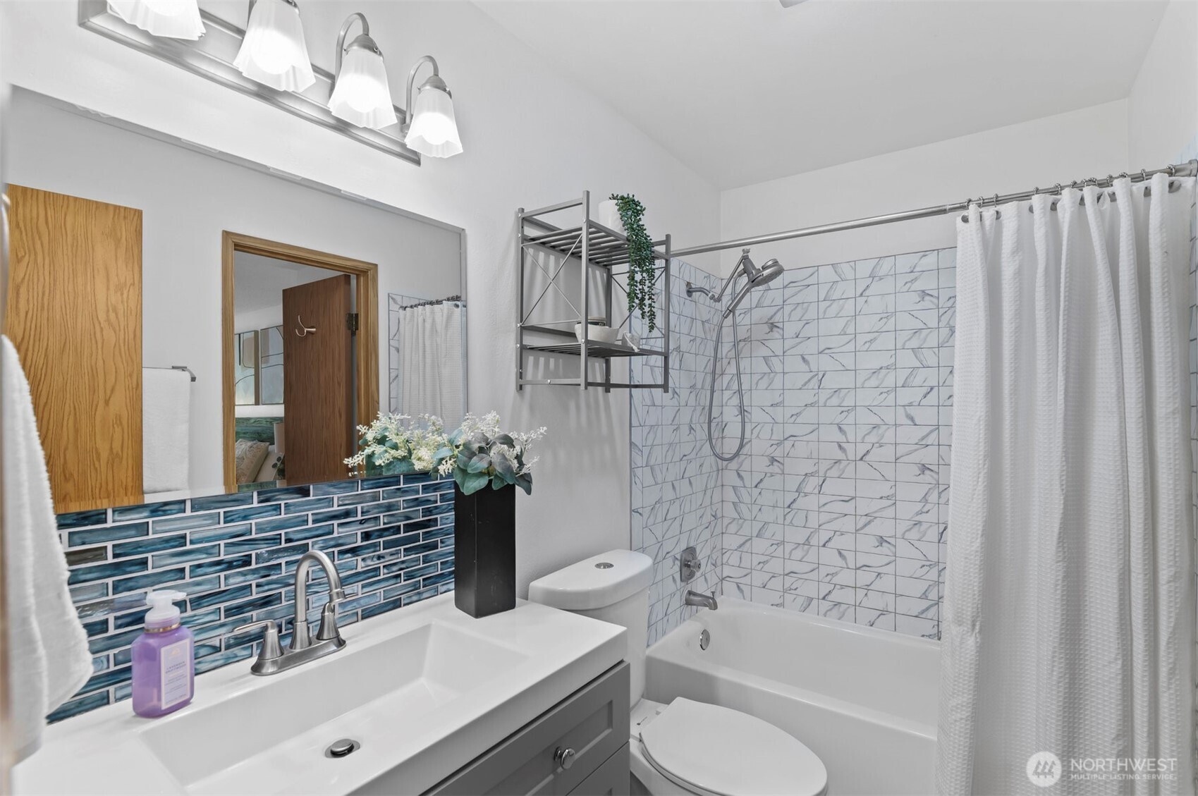 Kirkland, Washington 98034, United States, 2 Bedrooms Bedrooms, ,1 BathroomBathrooms,Residential,Active,243032