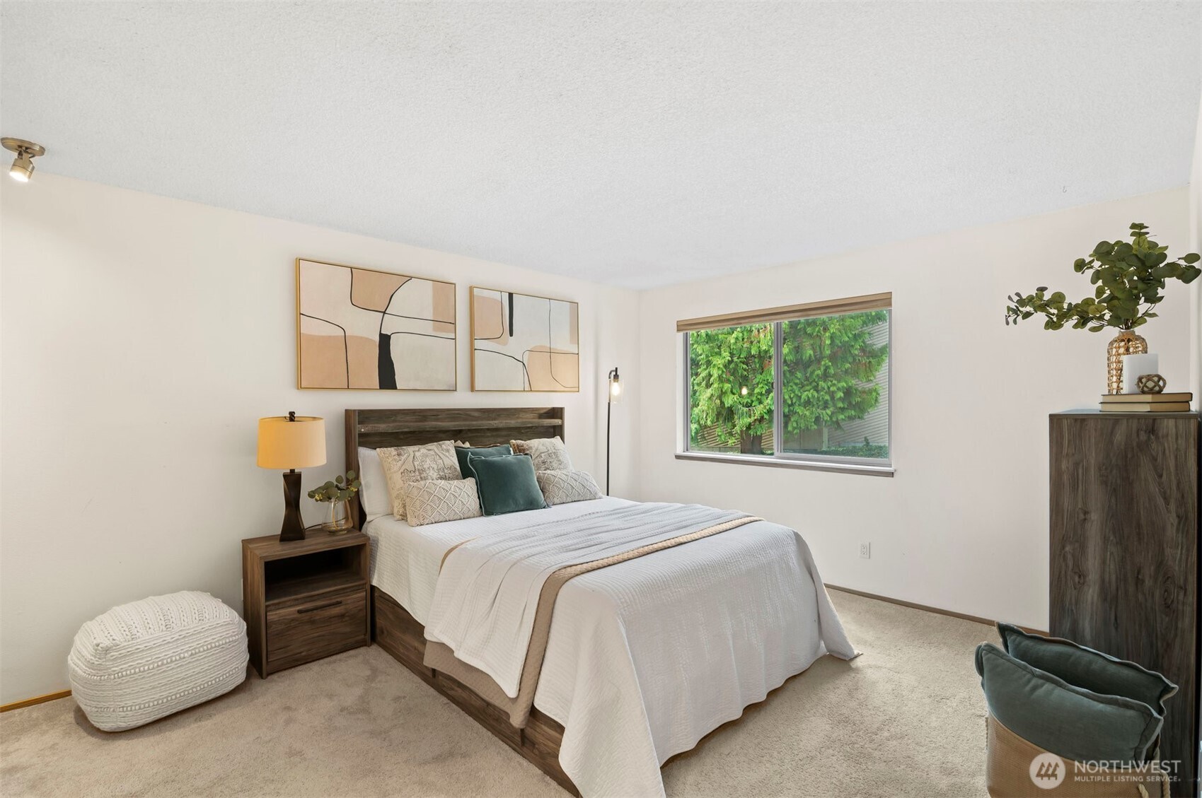 Kirkland, Washington 98034, United States, 2 Bedrooms Bedrooms, ,1 BathroomBathrooms,Residential,Active,243032