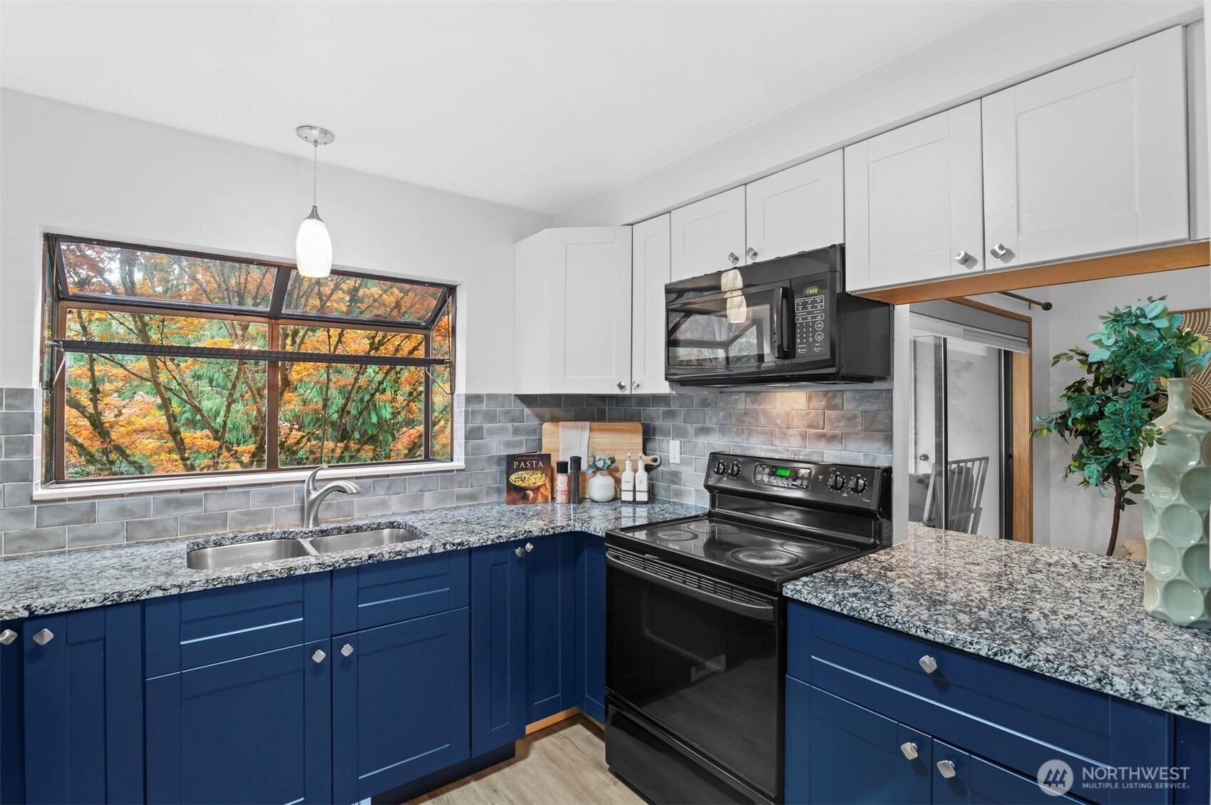 Kirkland, Washington 98034, United States, 2 Bedrooms Bedrooms, ,1 BathroomBathrooms,Residential,Active,243032