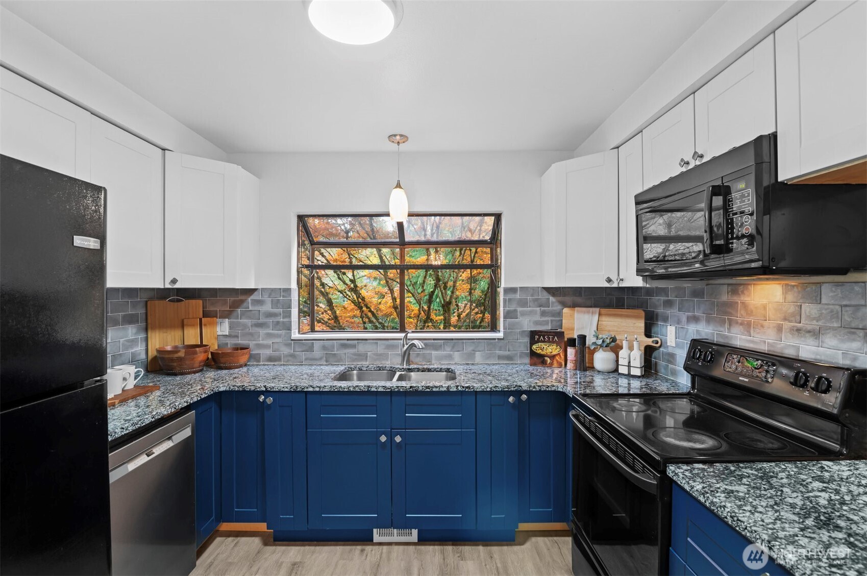 Kirkland, Washington 98034, United States, 2 Bedrooms Bedrooms, ,1 BathroomBathrooms,Residential,Active,243032