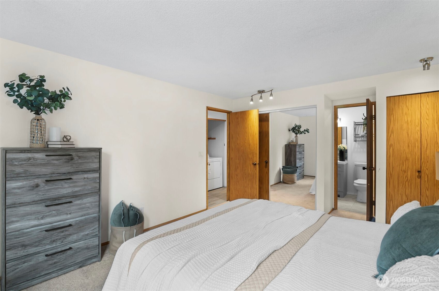 Kirkland, Washington 98034, United States, 2 Bedrooms Bedrooms, ,1 BathroomBathrooms,Residential,Active,243032