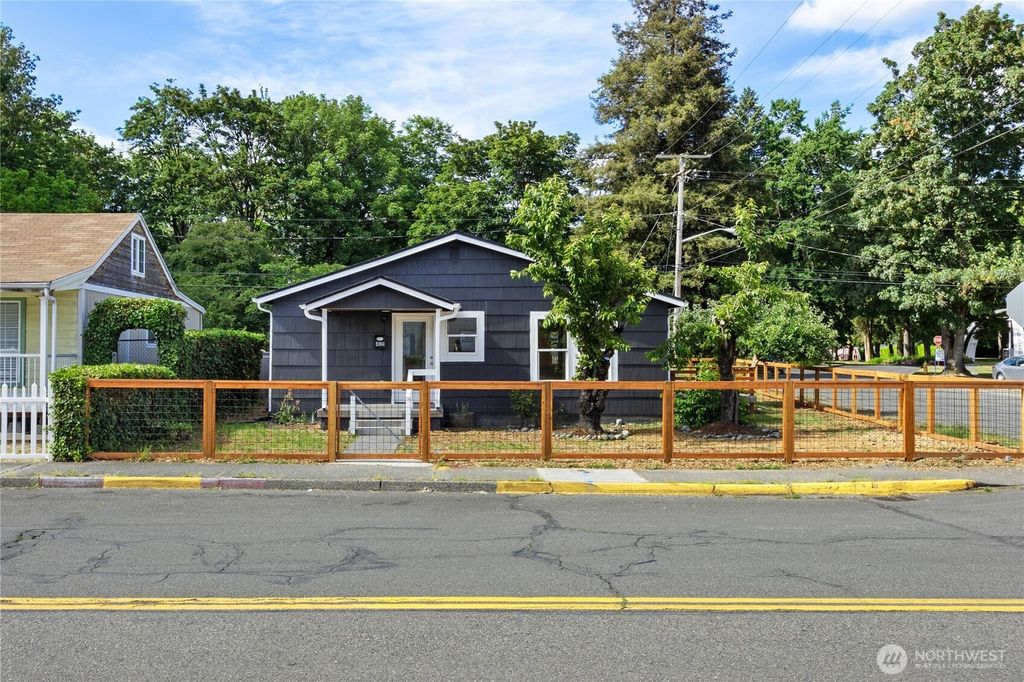Photo of 421 4th Street NE, Auburn, WA 98002 (MLS # 2534670)