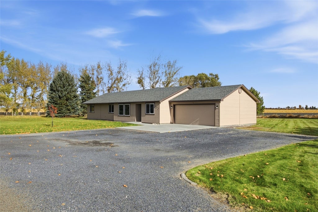 Photo of 231 Lynn Road NE, Moses Lake, WA 98837 (MLS # 2599123)