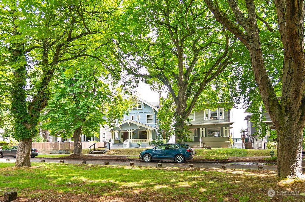 Photo of 5034 17th Avenue NE, Seattle, WA 98105 (MLS # 2131081)