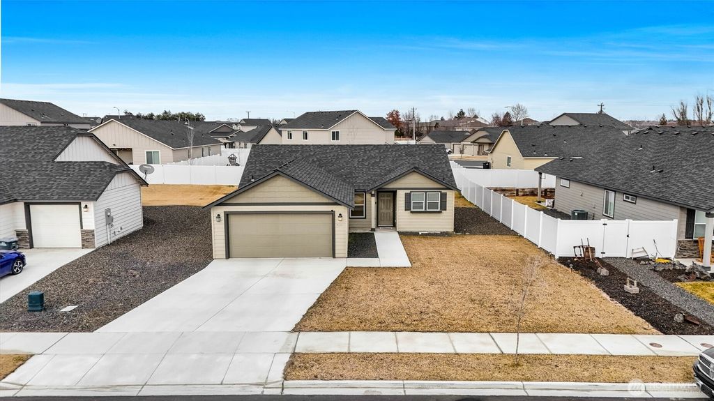 Photo of 4226 W Wood Court, Moses Lake, WA 98837 (MLS # 2480370)