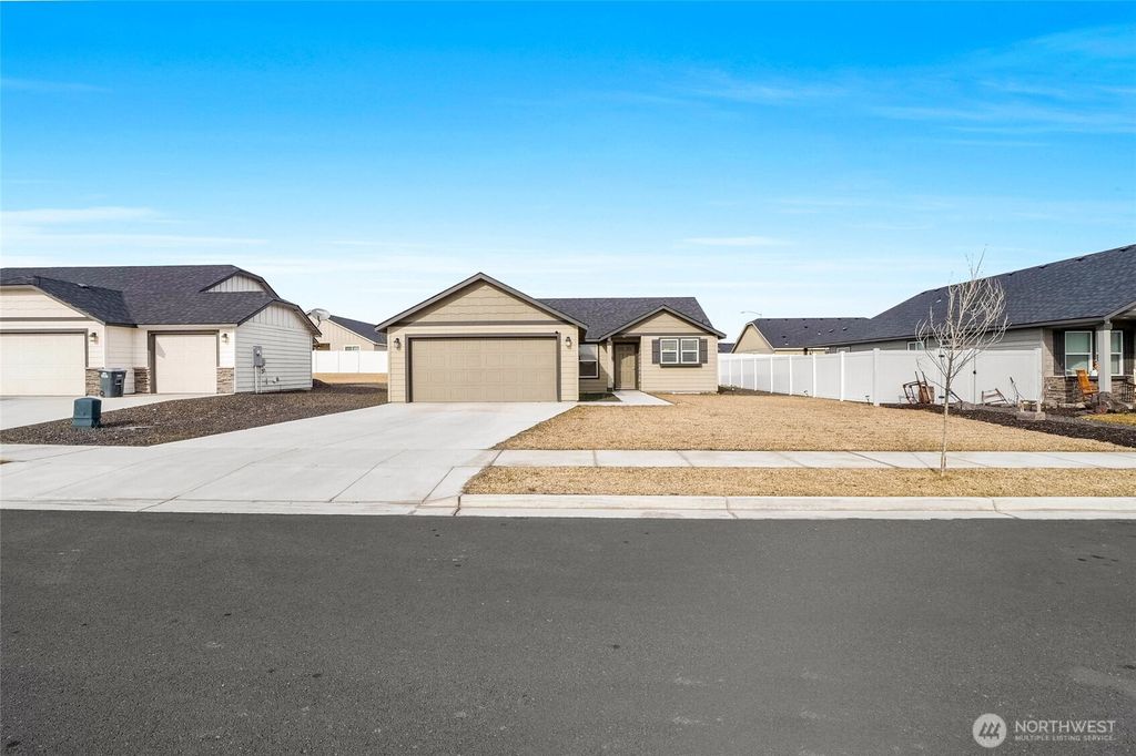 Photo of 4226 W Wood Court, Moses Lake, WA 98837 (MLS # 2480370)