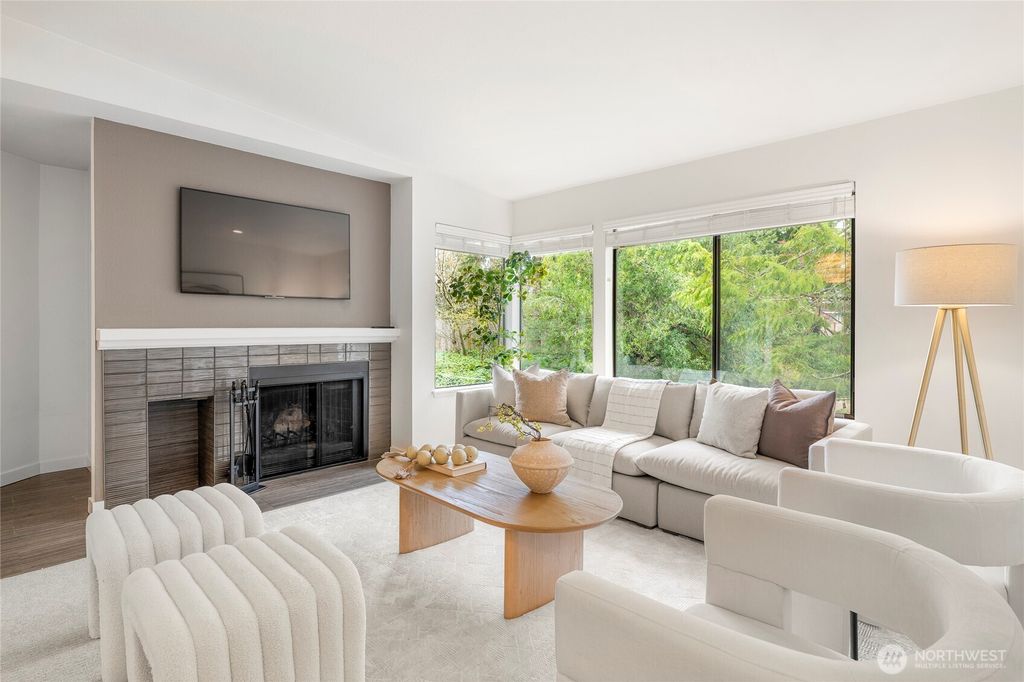 Photo of 1336 Bellevue Way NE #4, Bellevue, WA 98004 (MLS # 2499414)