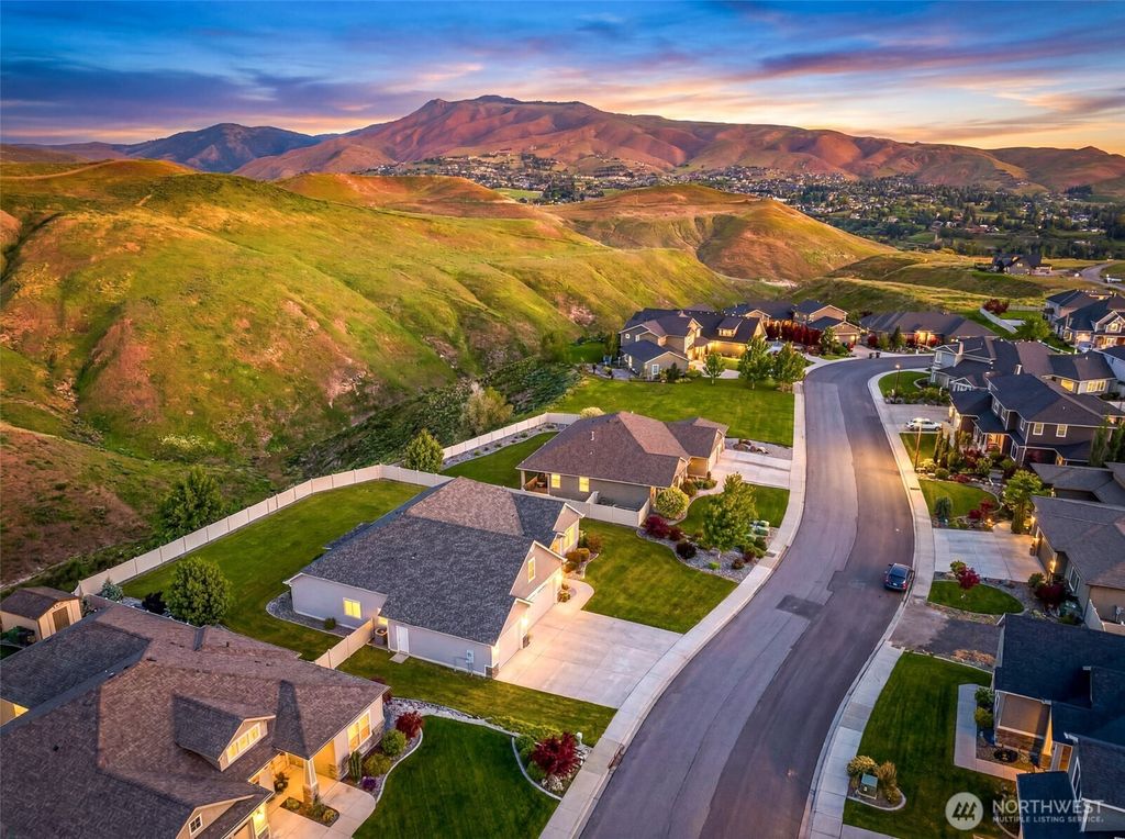 Photo of 2042 Maiden Lane, Wenatchee, WA 98801 (MLS # 2514409)