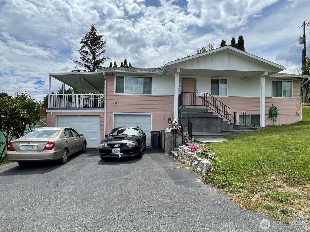 Photo of 914 17th Avenue, Oroville, WA 98844 (MLS # 2558089)
