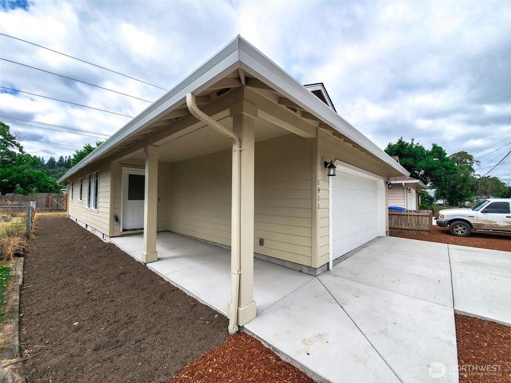 Photo of 204 Douglas Street, Longview, WA 98632 (MLS # 2482917)