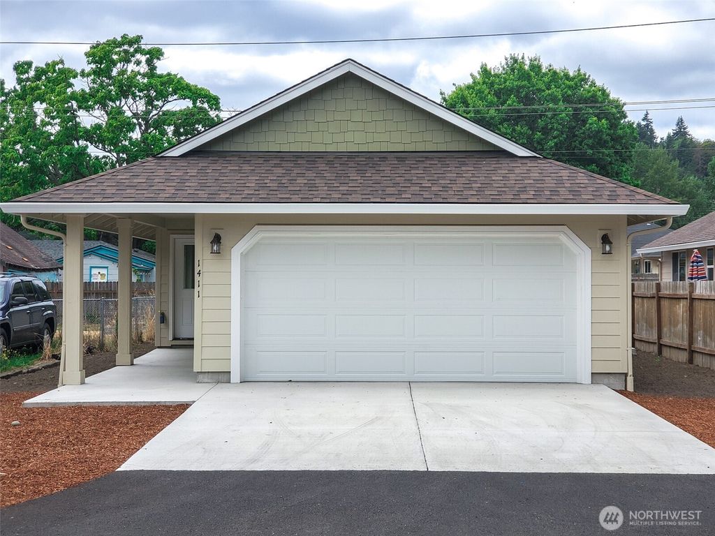 Photo of 204 Douglas Street, Longview, WA 98632 (MLS # 2482917)