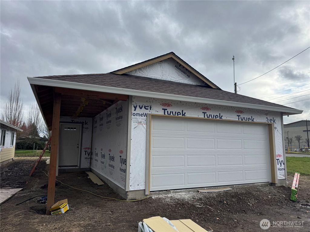 Photo of 204 Douglas Street, Longview, WA 98632 (MLS # 2482917)