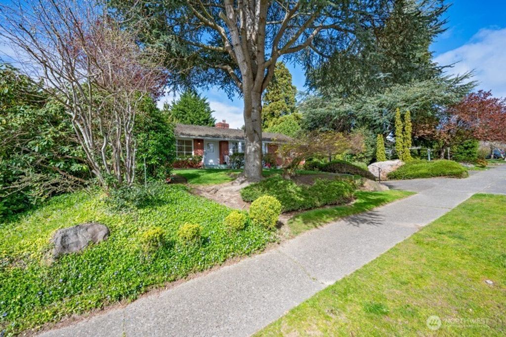Photo of 3227 Magnolia Boulevard W, Seattle, WA 98199 (MLS # 2499929)