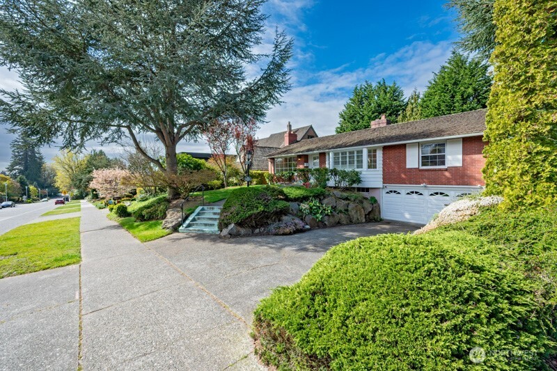 3227 Magnolia Boulevard W