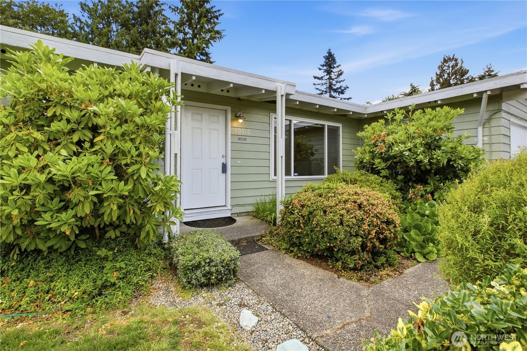 Photo of 10510 SE 233rd Place, Kent, WA 98031 (MLS # 2535423)