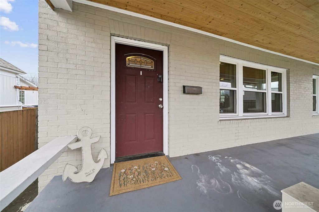 Photo of 413 2nd Street NE, Puyallup, WA 98372 (MLS # 2471712)