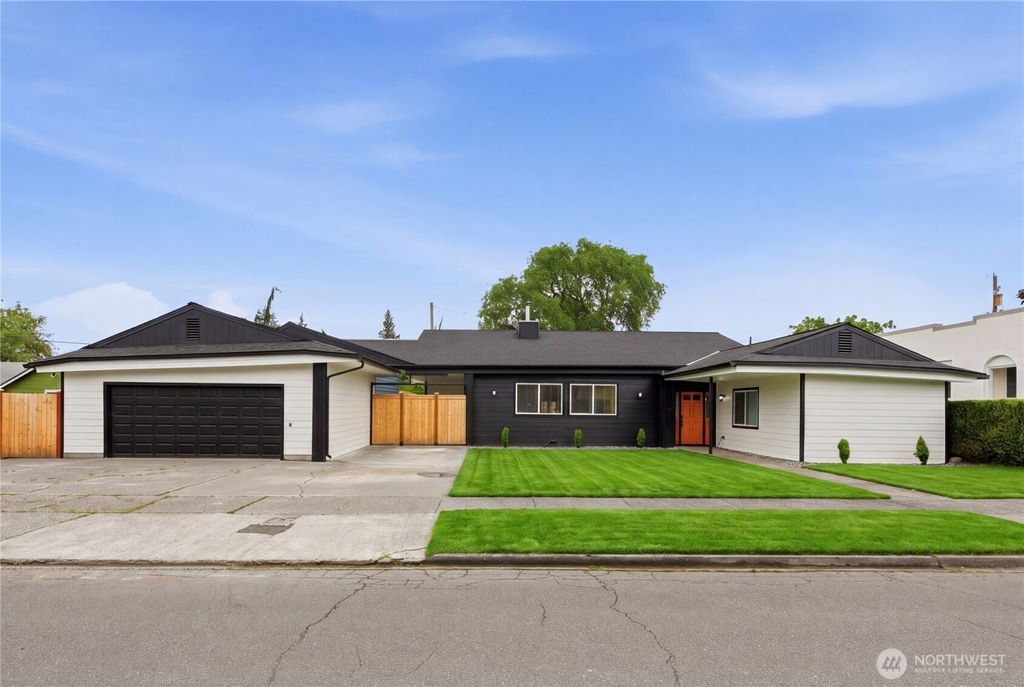 Photo of 307 S 11th Street, Mount Vernon, WA 98274 (MLS # 2526767)