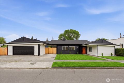 Photo of 307 S 11th Street, Mount Vernon, WA 98274 (MLS # 2526767)