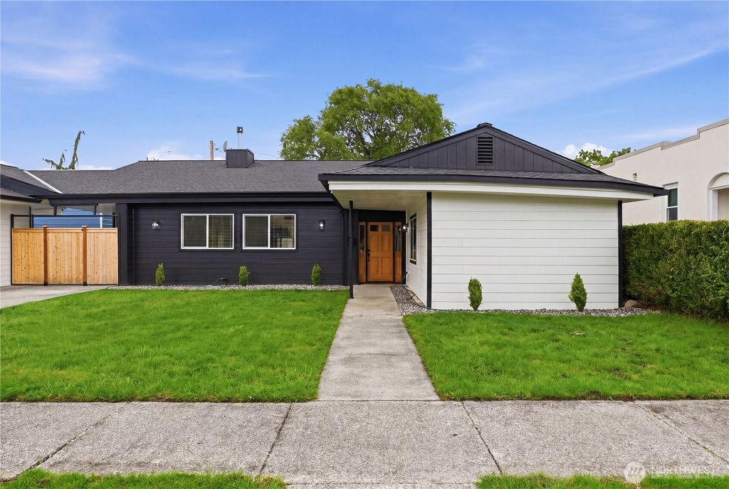 Photo of 307 S 11th Street, Mount Vernon, WA 98274 (MLS # 2526767)