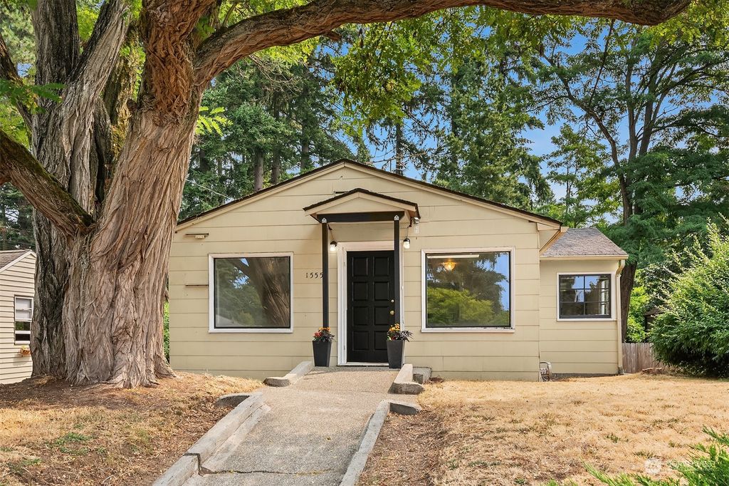 Photo of 15552 Stone Avenue N, Shoreline, WA 98133 (MLS # 2273246)