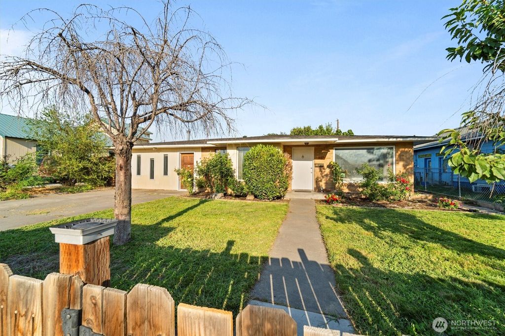 Photo of 837 S Hawthorne Street, Kennewick, WA 99336 (MLS # 2470393)