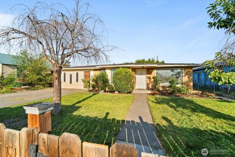 Photo of 837 S Hawthorne Street, Kennewick, WA 99336 (MLS # 2470393)