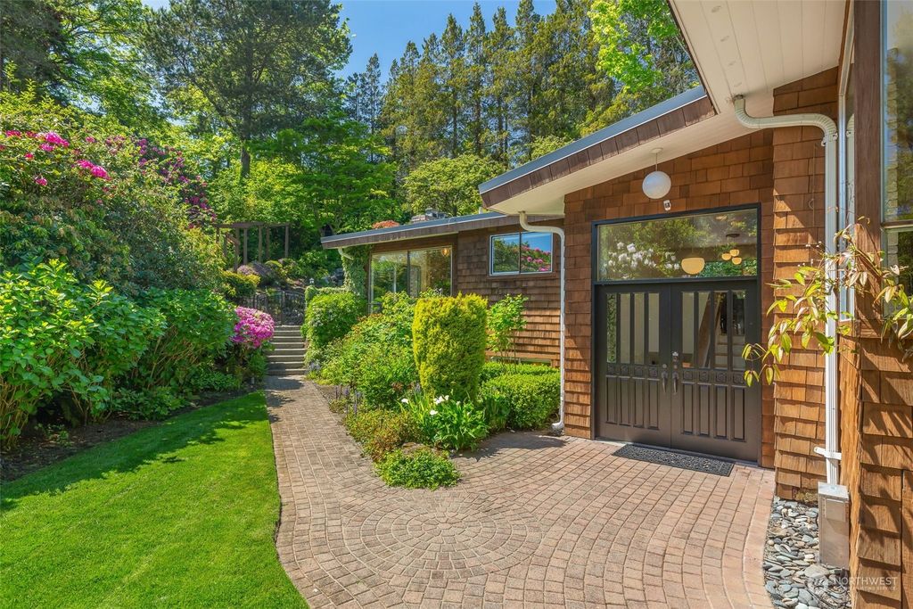 Photo of 5505 Coniston Road NE, Seattle, WA 98105 (MLS # 2235774)