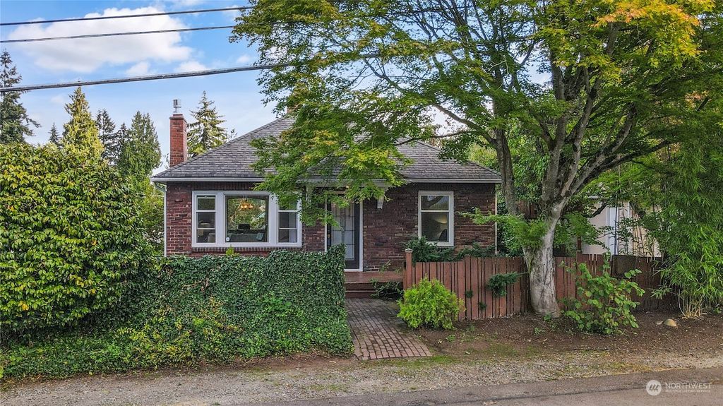 Photo of 8512 30th Avenue NE, Seattle, WA 98115 (MLS # 2286929)