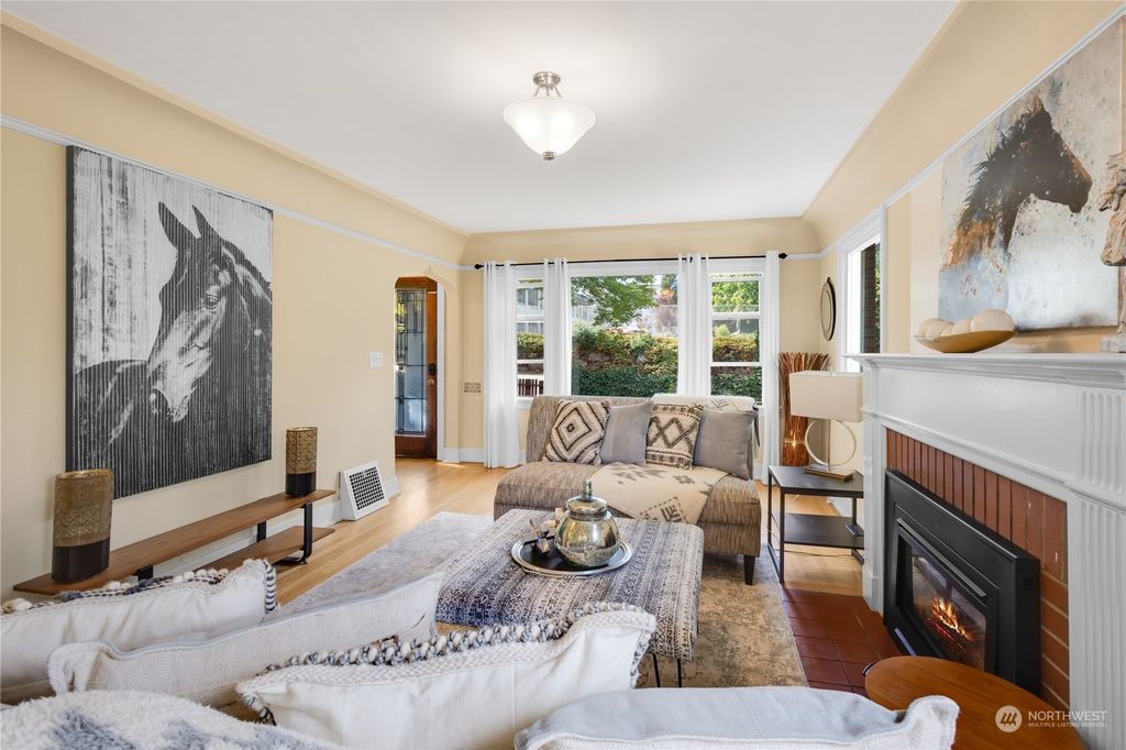 Photo of 8512 30th Avenue NE, Seattle, WA 98115 (MLS # 2286929)