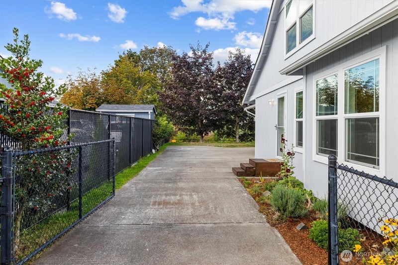 307 Solberg Street NW