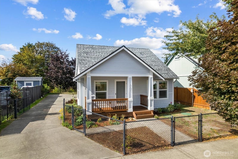 307 Solberg Street NW