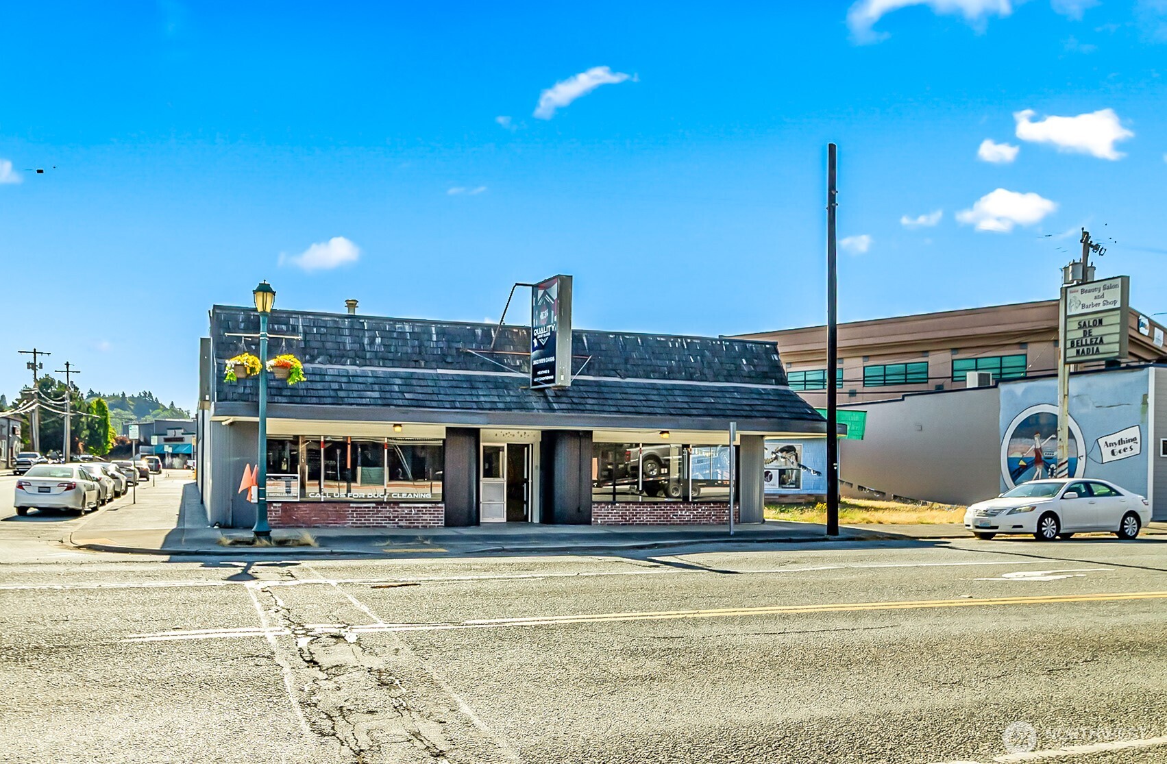 123 N Lewis Street
