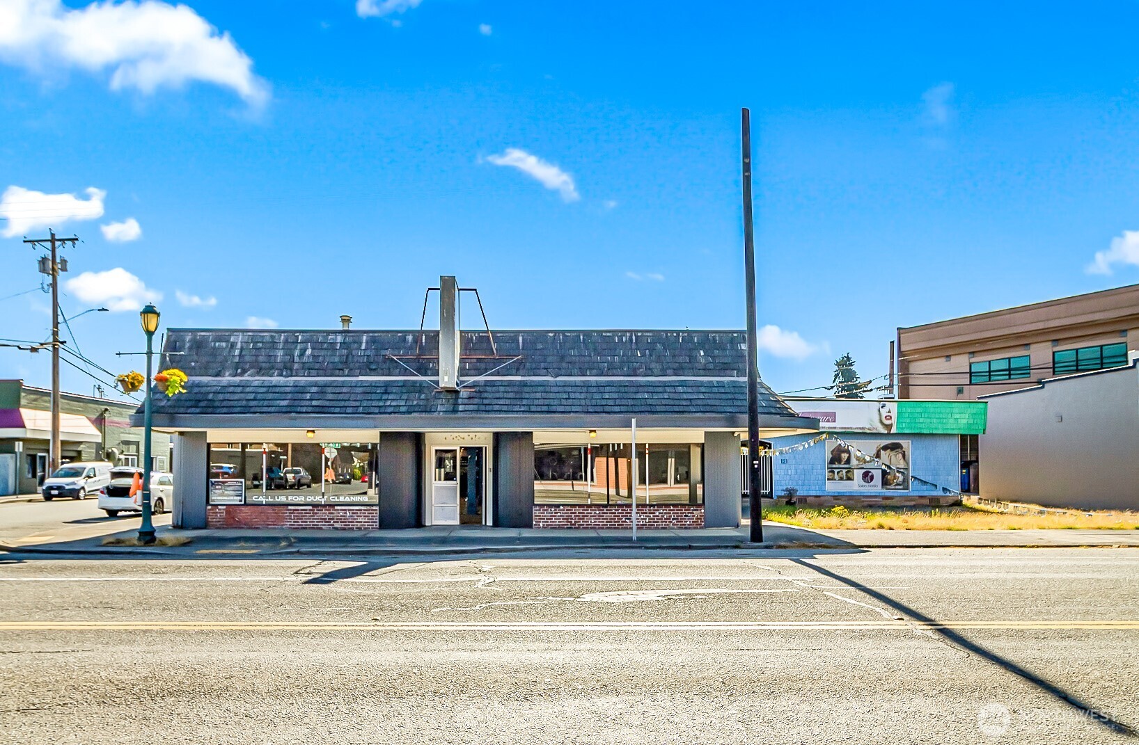 123 N Lewis Street