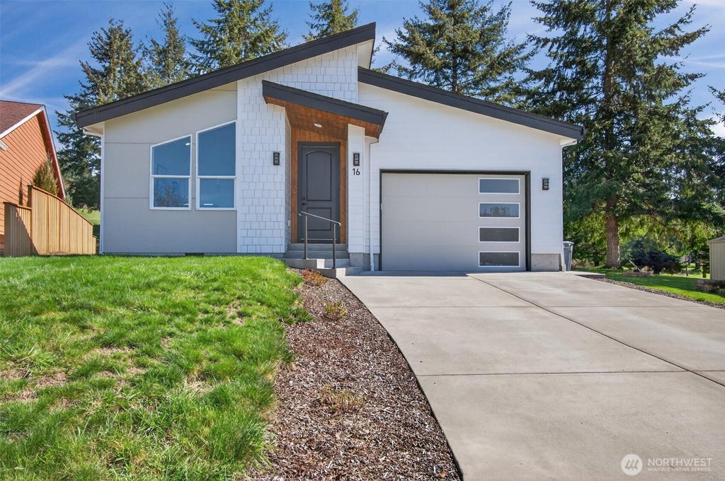 Photo of 16 Linquist Lane, Cathlamet, WA 98612 (MLS # 2505910)