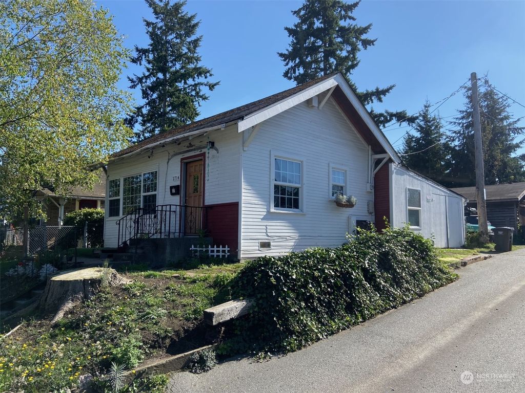 Photo of 2714 16th Street, Everett, WA 98201 (MLS # 2167587)