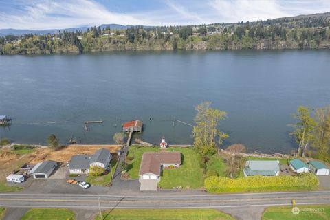 A home in Cathlamet