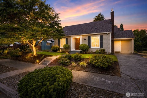 Photo of 108 E 35th Street, Vancouver, WA 98663 (MLS # 2555126)