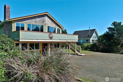 Photo of 334 Sand Dune Avenue NW, Ocean Shores, WA 98569 (MLS # 2512307)