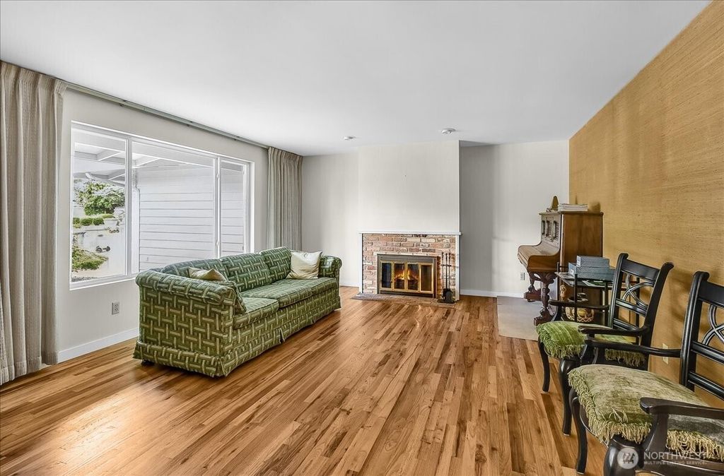 Photo of 11611 NE 134th St St, Kirkland, WA 98034 (MLS # 2387208)