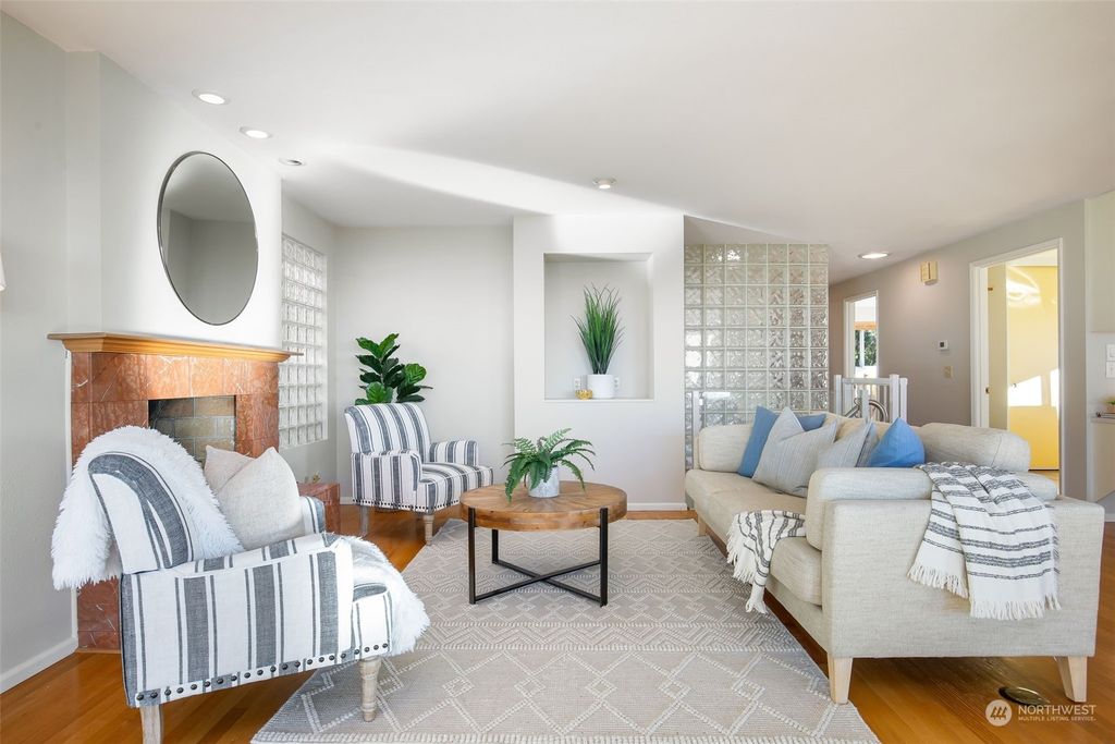 Photo of 5606 47th Avenue SW, Seattle, WA 98136 (MLS # 2302804)