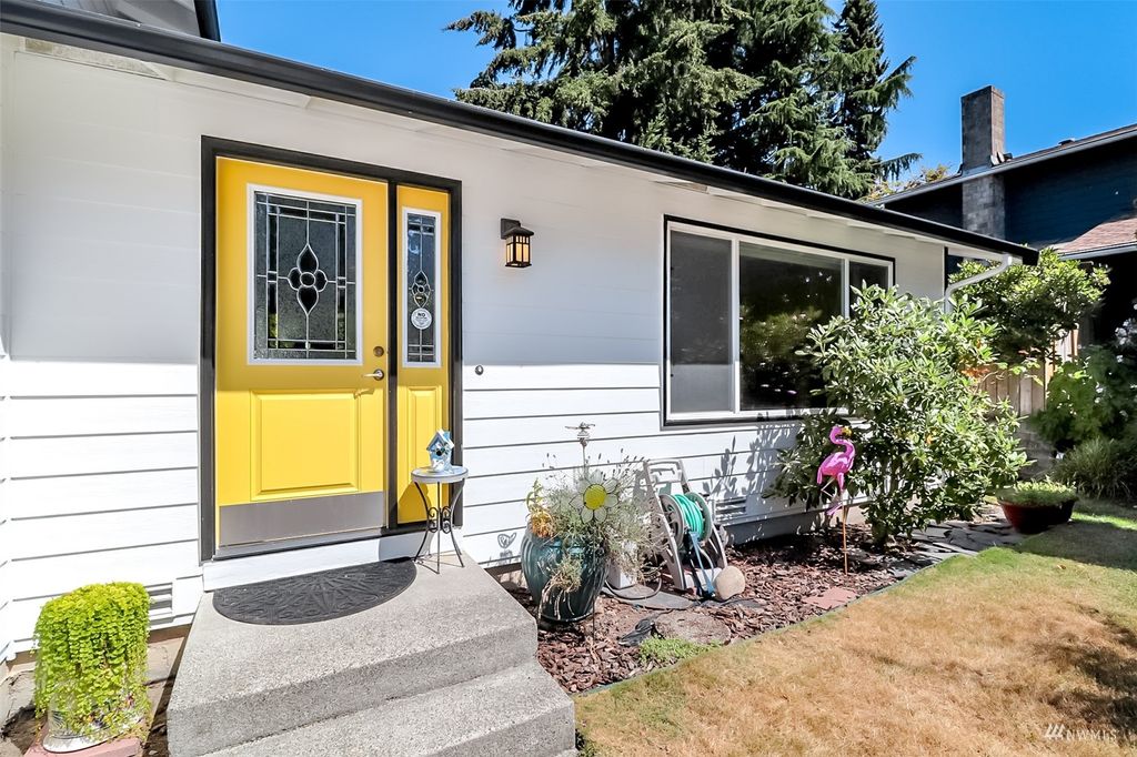 Photo of 12822 NE 136th Street, Kirkland, WA 98034 (MLS # 1984091)