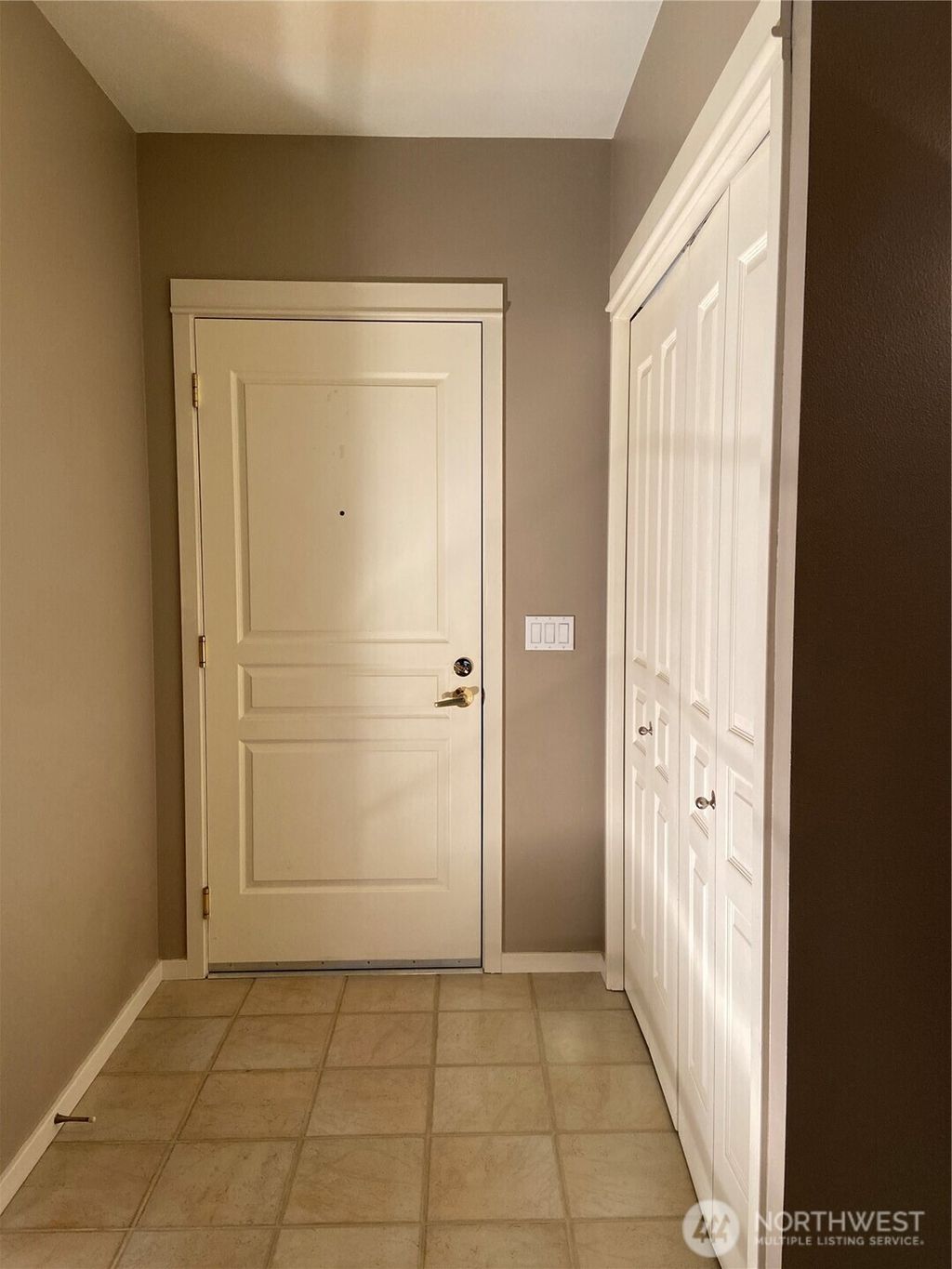 Photo of 1900 Alaskan Way #402, Seattle, WA 98110 (MLS # 2465985)