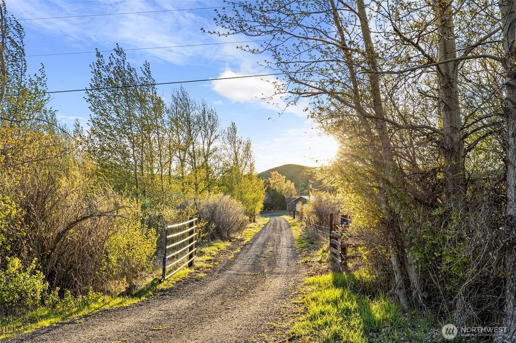 Photo of 221 Cross Creek Dr Dr, Ellensburg, WA 98926 (MLS # 2506226)