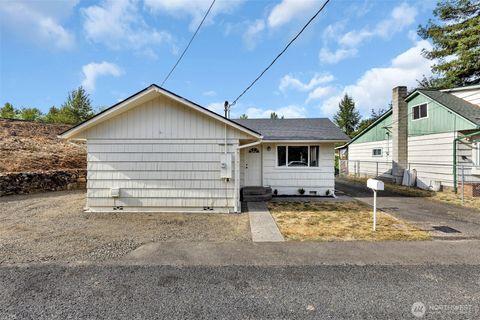 Photo of 114 Cherry Street, Castle Rock, WA 98611 (MLS # 2415677)