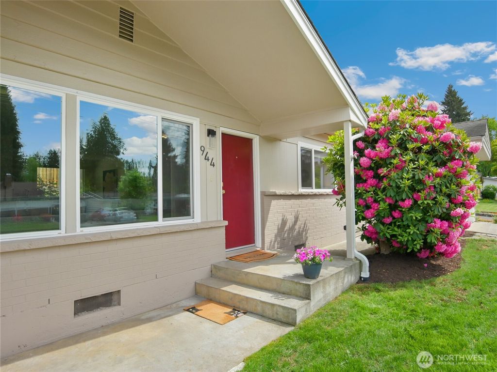 Photo of 944 165th Avenue SE, Bellevue, WA 98008 (MLS # 2528031)