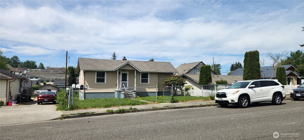Photo of 1224 Maple Street, Everett, WA 98201 (MLS # 2525521)