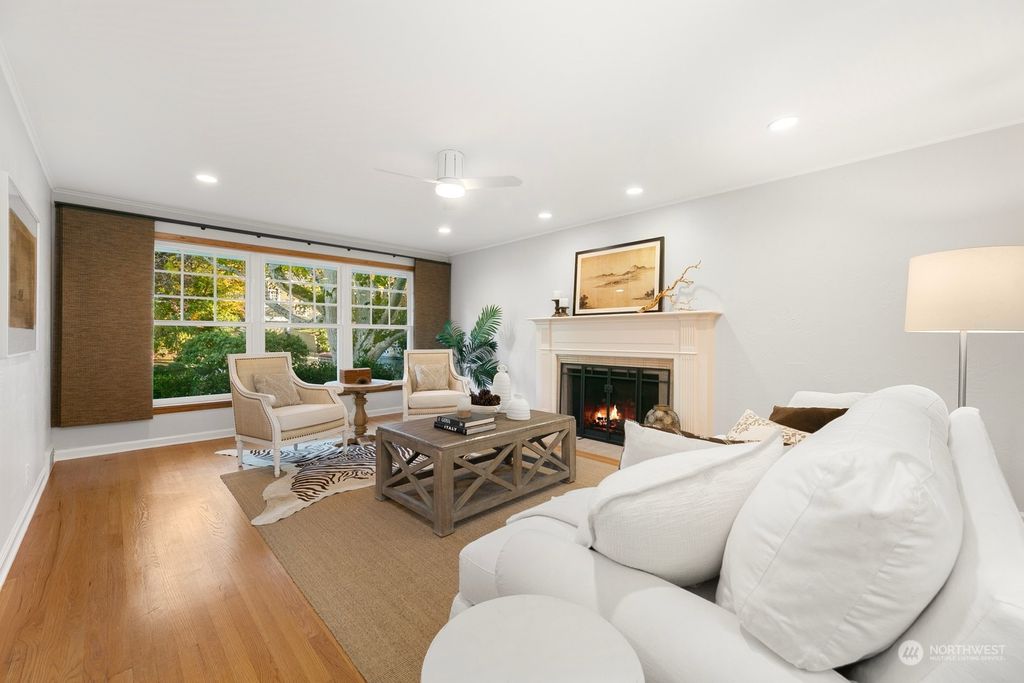 Photo of 2515 31st Avenue W, Seattle, WA 98199 (MLS # 2304198)