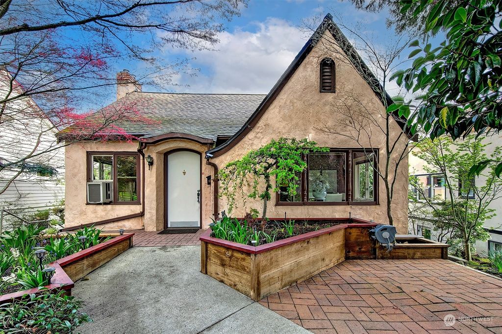 Photo of 2400 E Roanoke Street, Seattle, WA 98112 (MLS # 2057284)