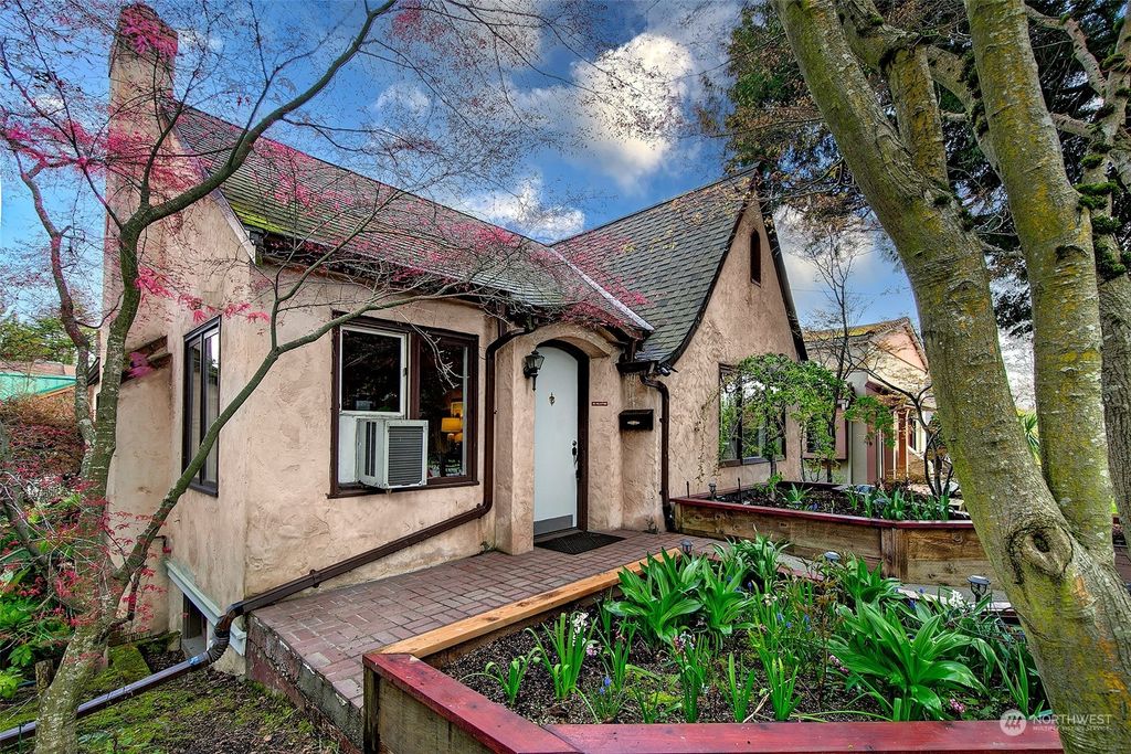 Photo of 2400 E Roanoke Street, Seattle, WA 98112 (MLS # 2057284)