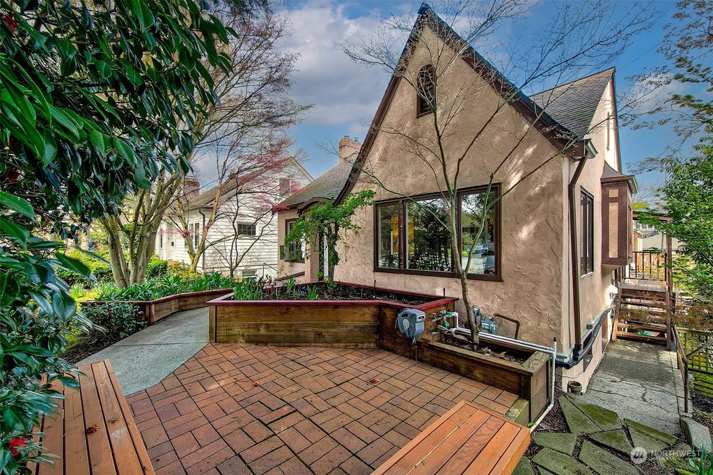 Photo of 2400 E Roanoke Street, Seattle, WA 98112 (MLS # 2057284)